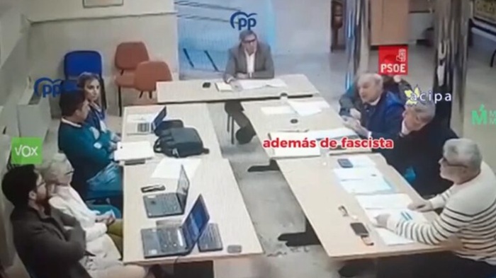 Un concejal del PSOE arroja una taza de café a otro de Vox en un debate ...