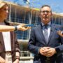 Tejero, que desconoce el significado de “tiempo político”, se lanza a una piscina política de propaganda ‘fake’ y vende vivienda asequible que estará (como poco) en 2028 o después