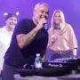 La alcaldesa Tejero se ‘echa al monte’, se sube al escenario de la Carpa junto a DJ Pulpo y baila, mientras algunos vecinos aguantan la mierda y el ruido de siempre en el gran Recinto Ferial